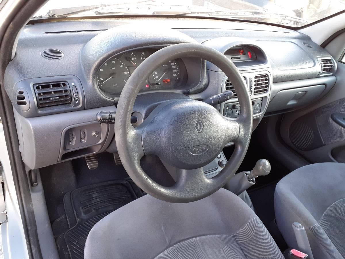 Renault Clio 1.2 · Ano 2000 — imagem 10
