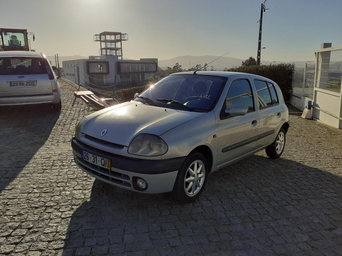 Renault Clio 1.2 · Ano 2000