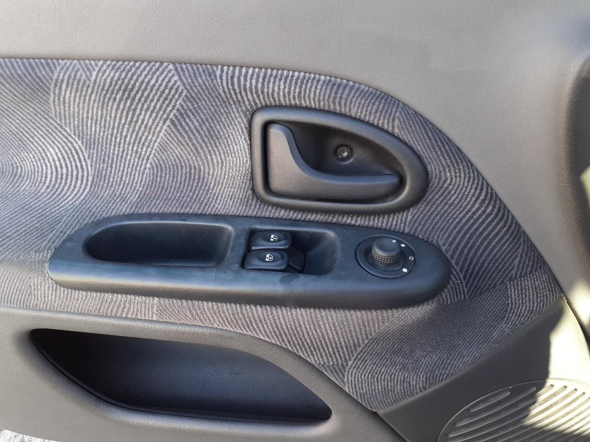 Renault Clio 1.2 · Ano 2000 — imagem 9