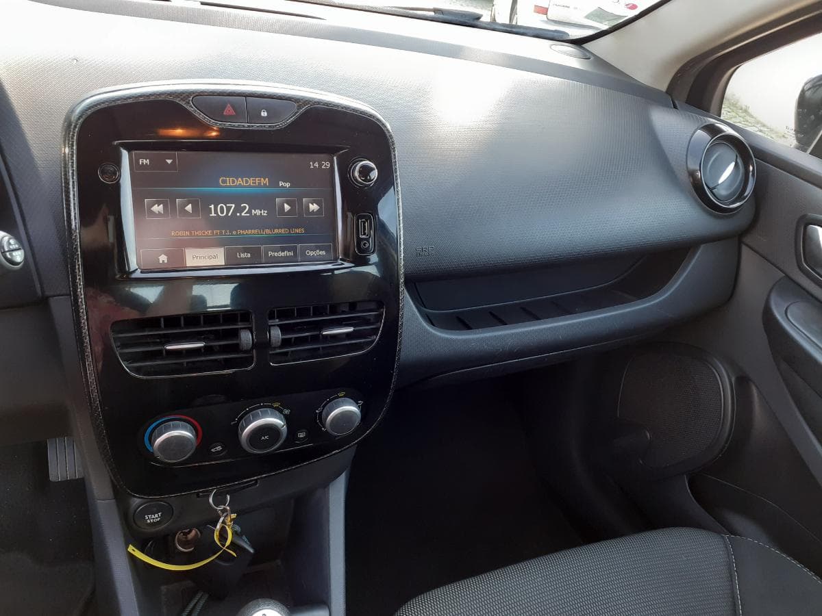 Renault Clio 0.9 TCE · Ano 2015 — imagen 14