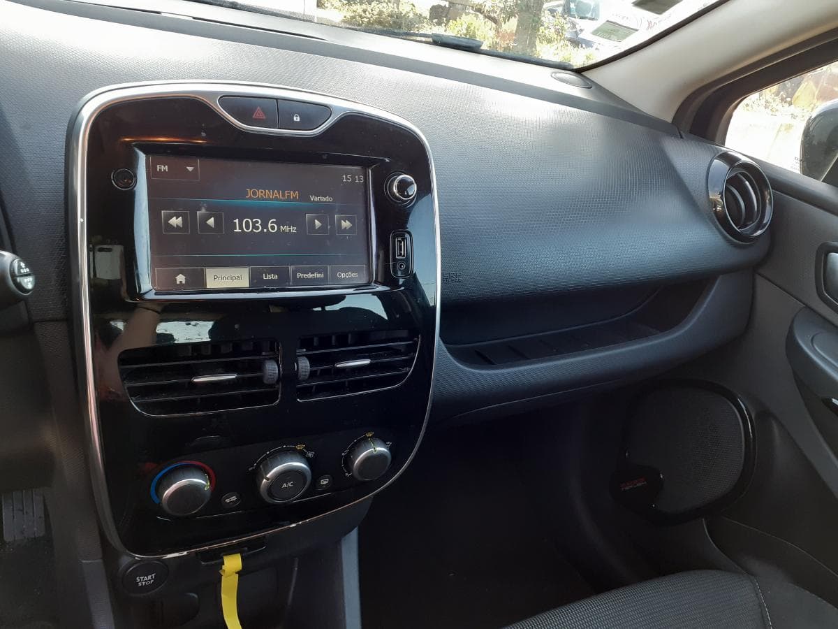 Renault Clio Break 1.5 DCI · Ano 2015 — imagem 14