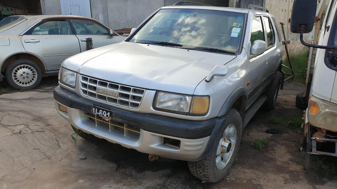 Isuzu Wizzard · — image 3