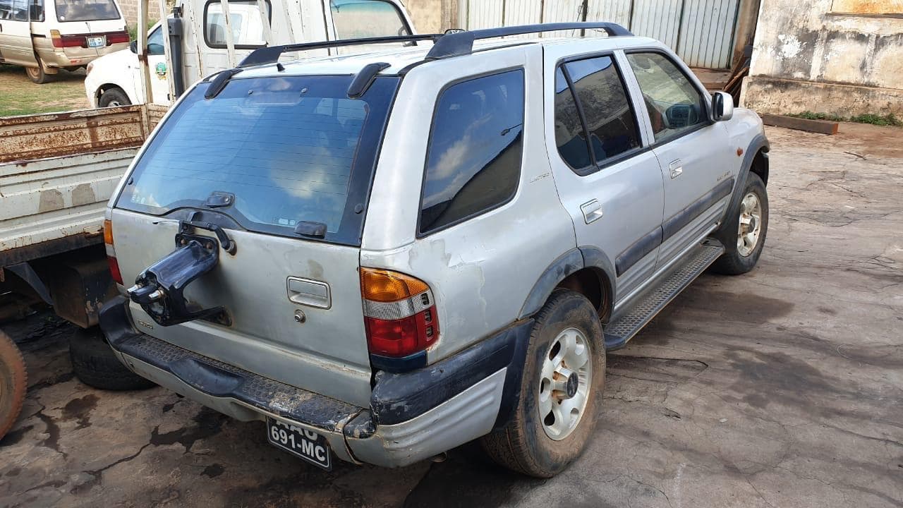 Isuzu Wizzard · — image 4