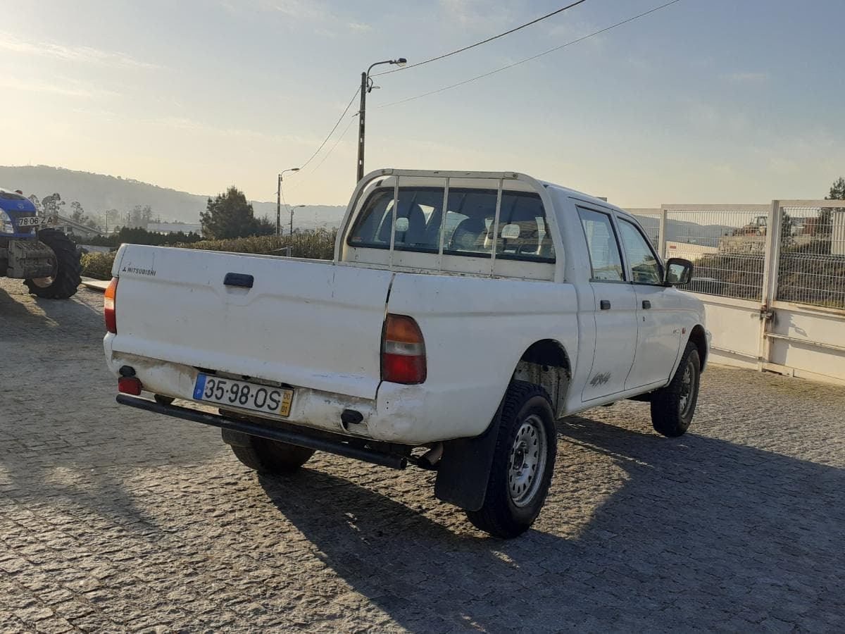 Mitsubishi L200 · 5 lugares · Ano 2000 — image 4