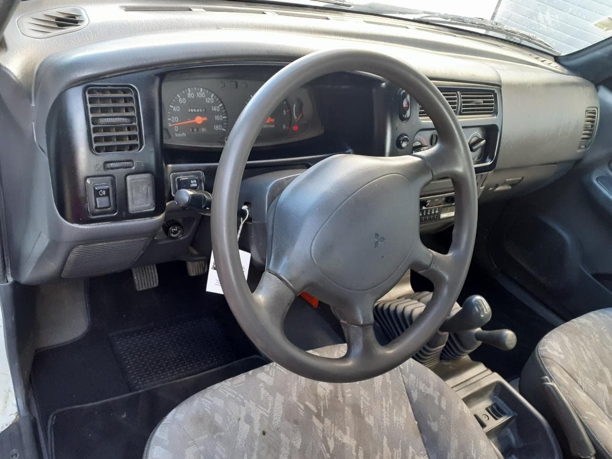 Mitsubishi L200 · 5 lugares · Ano 2000 — image 10