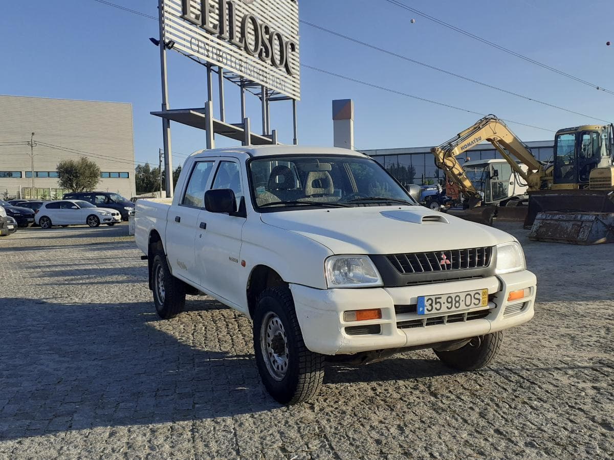 Mitsubishi L200 · 5 lugares · Ano 2000 — image 1