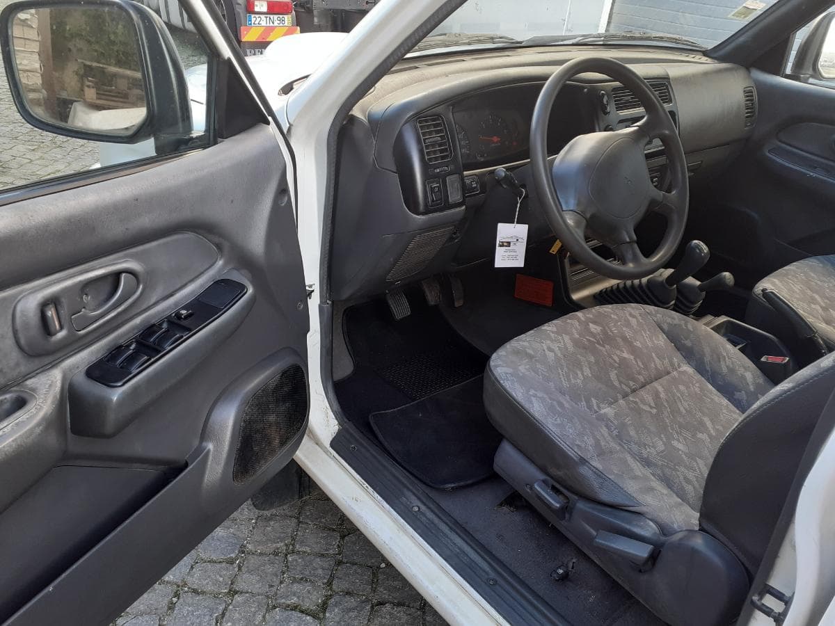 Mitsubishi L200 · 5 lugares · Ano 2000 — image 7
