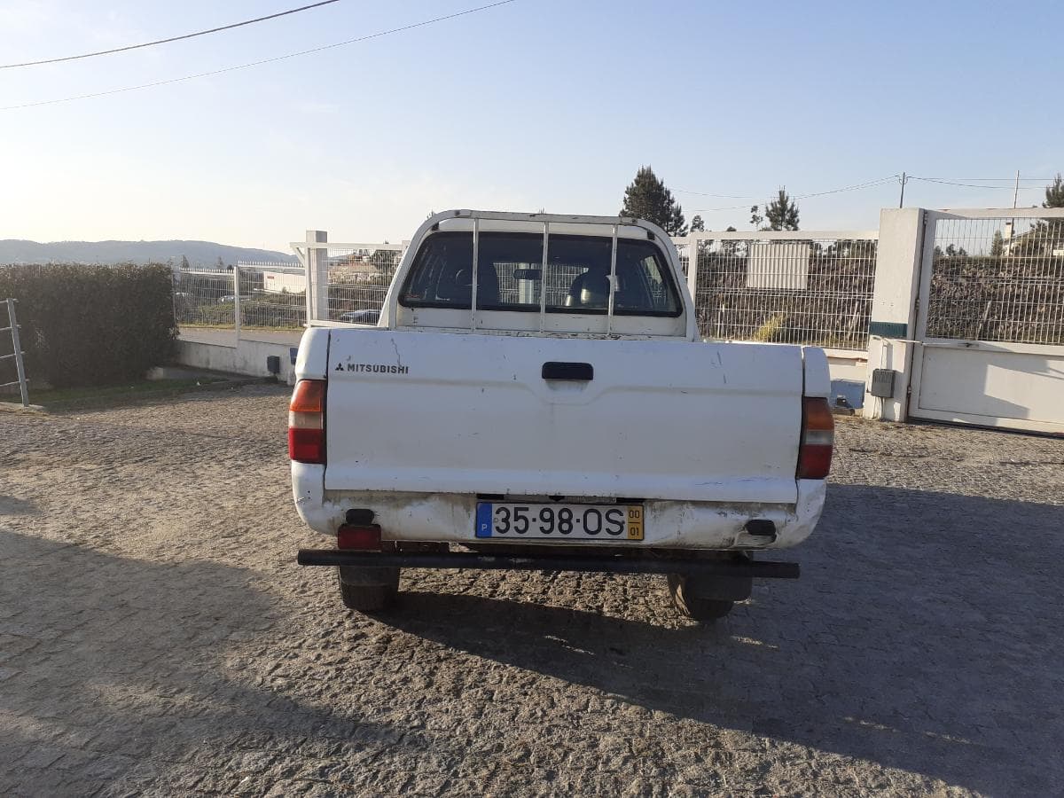 Mitsubishi L200 · 5 lugares · Ano 2000 — image 5