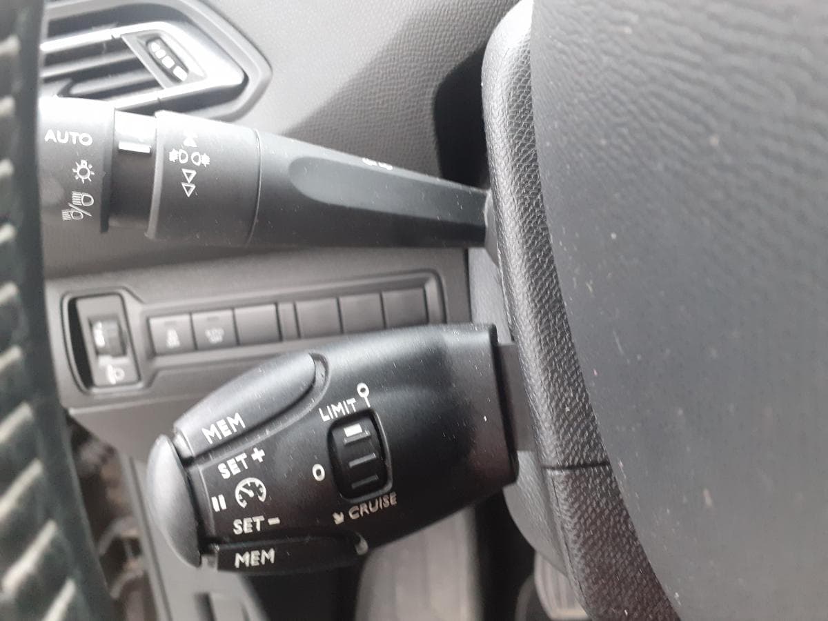 Redução Valor · Peugeot 308 1.6 HDI · Ano 2015 — imagen 13