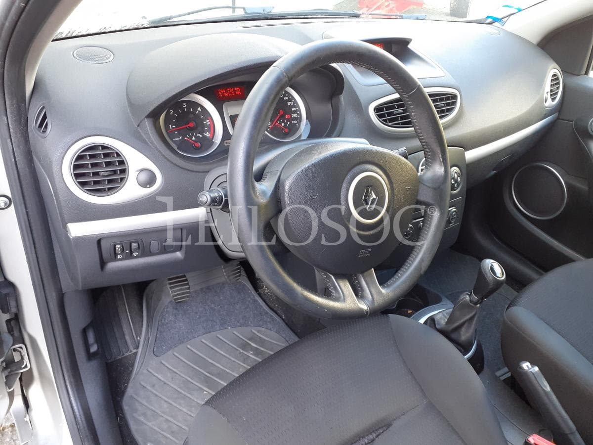 Renault Clio 1.5 DCI · Ano 2008 — image 10