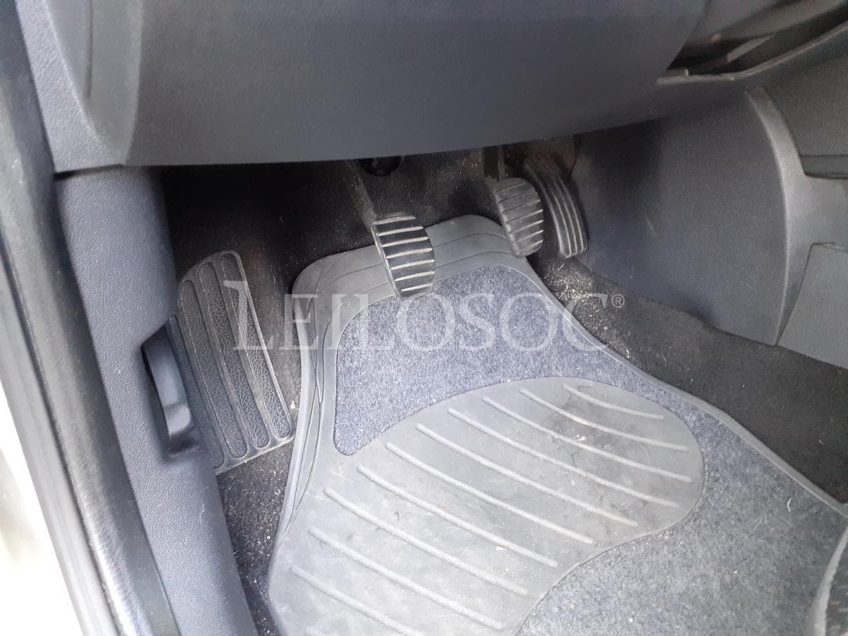 Renault Clio 1.5 DCI · Ano 2008 — image 8