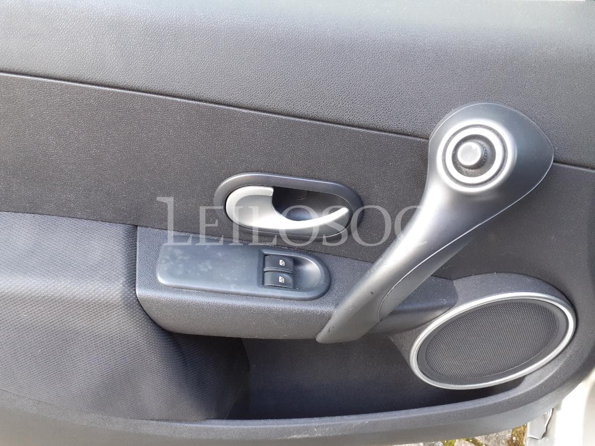 Renault Clio 1.5 DCI · Ano 2008 — image 9