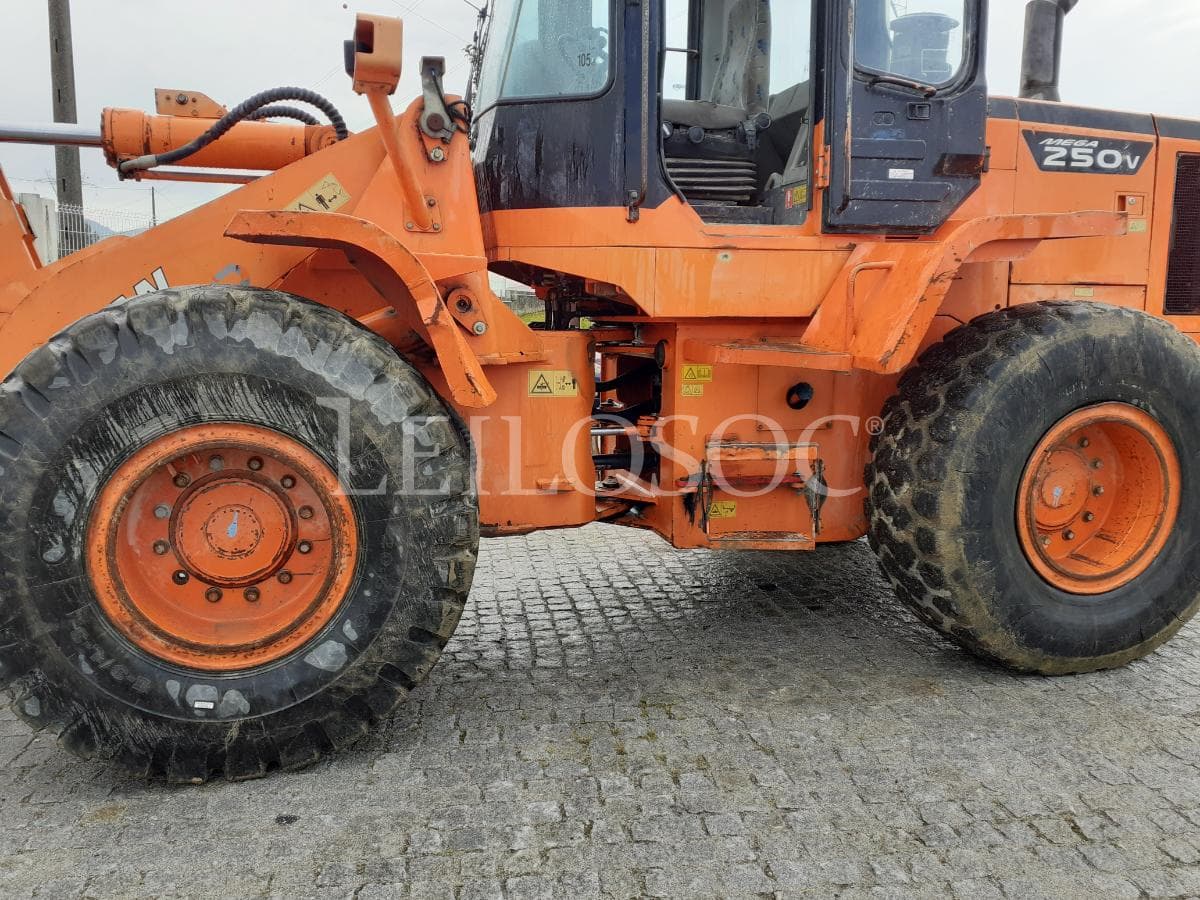 Pá carregadora Doosan Mega 250-V · Ano 2006 — imagen 11