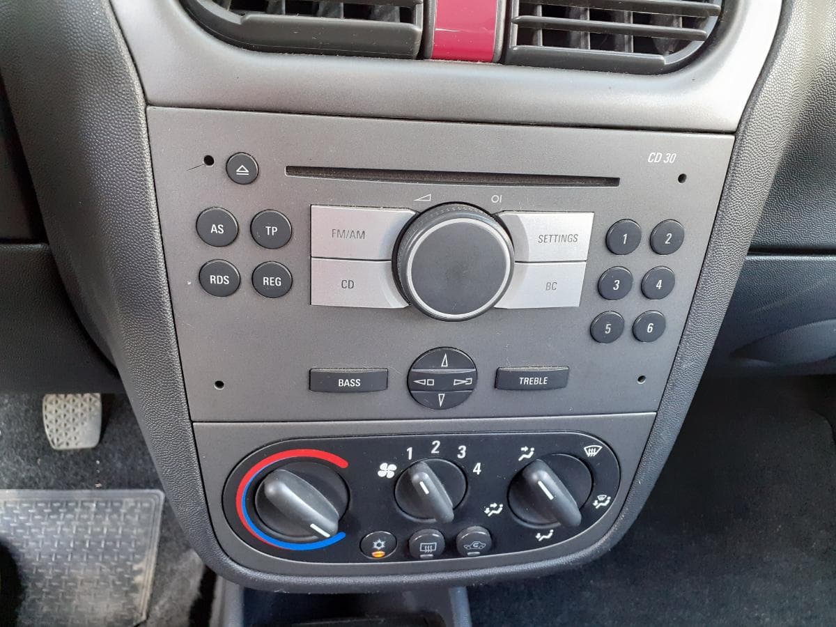Opel Corsa 1.3 CDTI  · Ano 2005 — imagem 14