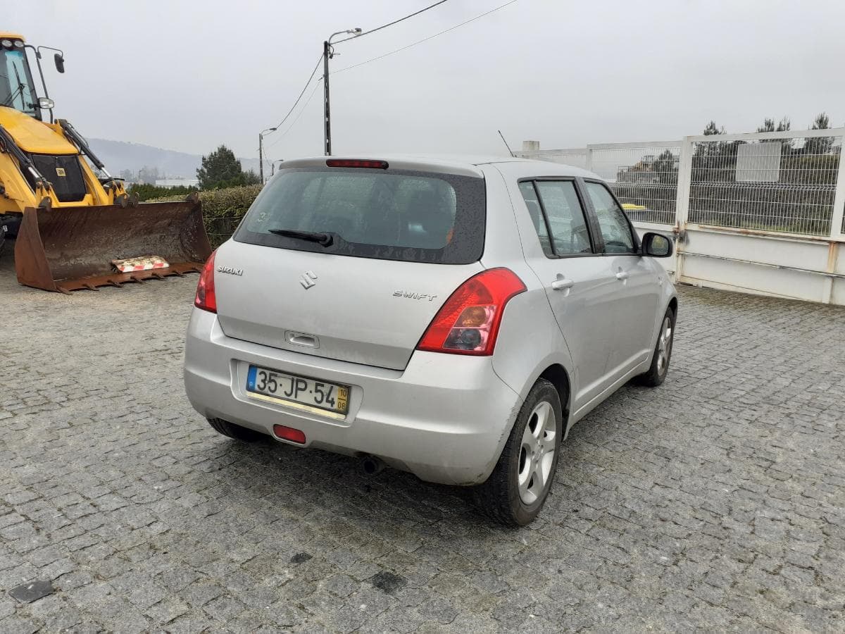 Suzuki Swift 1.3 DDIS · Ano 2010 — imagem 4