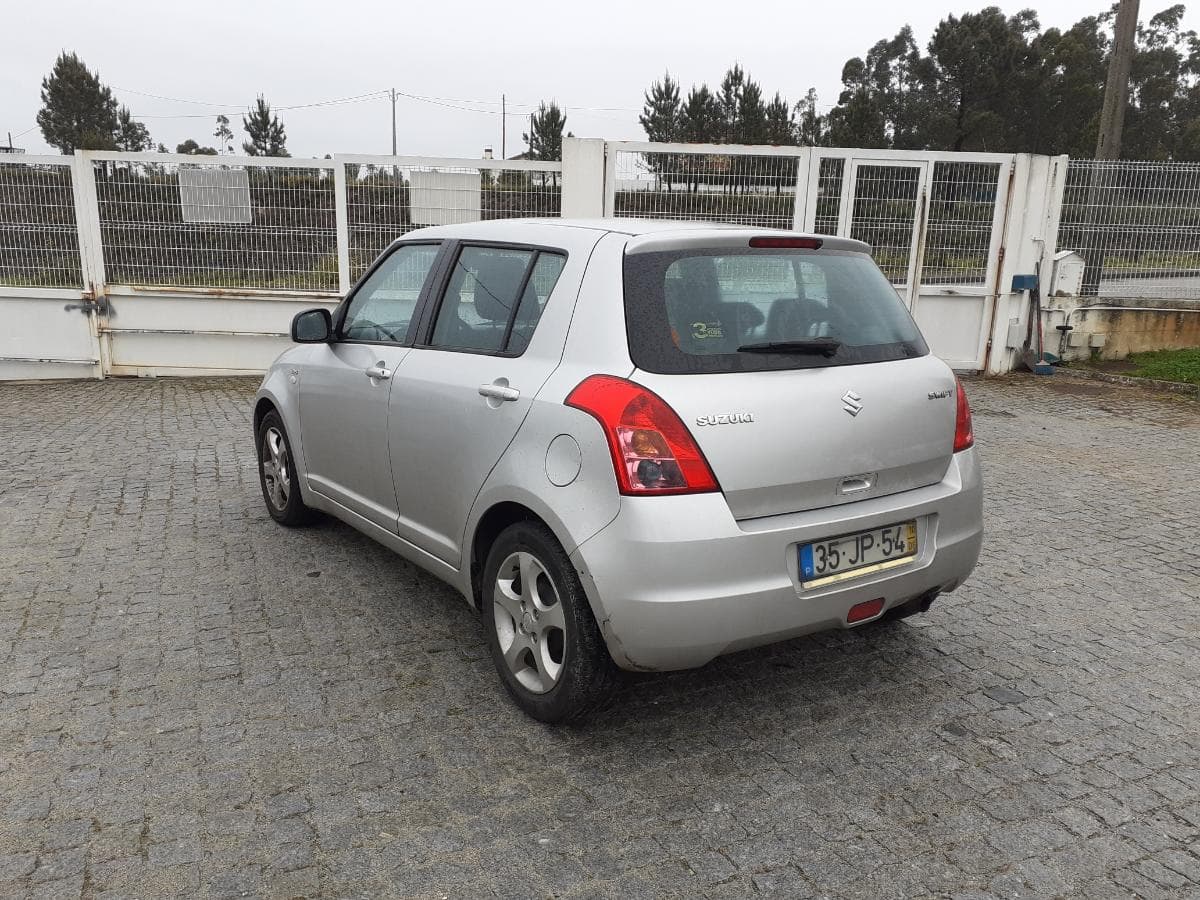 Suzuki Swift 1.3 DDIS · Ano 2010 — imagem 6