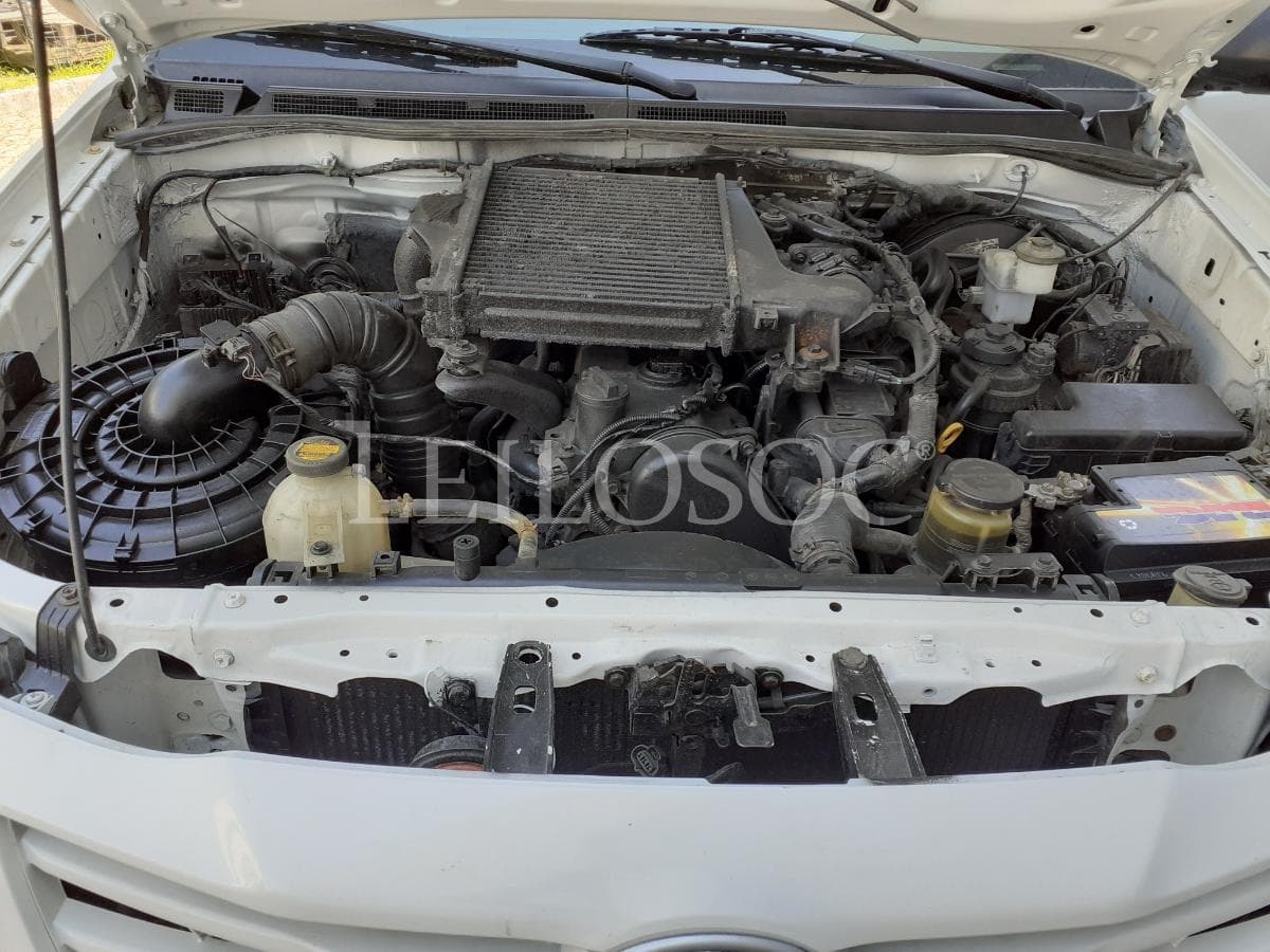 Toyota Hilux D4D 4x4 · Ano 2013 — image 16