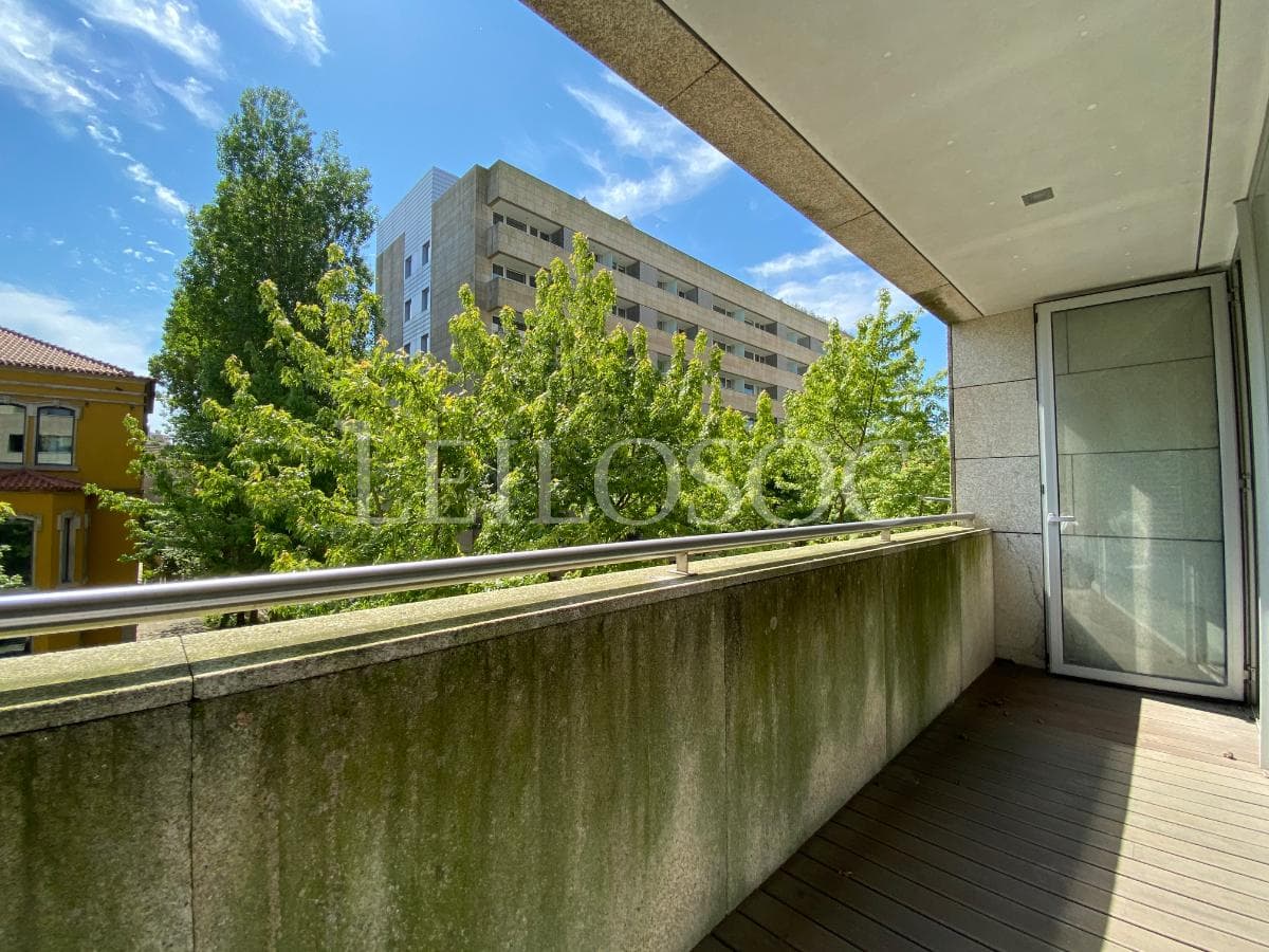 Apartamento T2 + 2 Lugares de Garagem + Arrumos · Porto — image 13