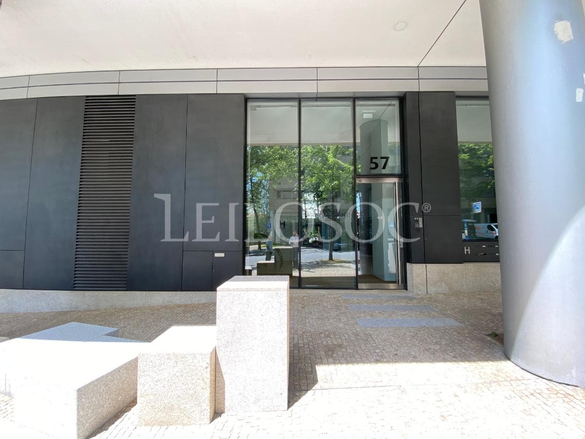 Apartamento T5 + 3 Lugares de Garagem + 2 Arrumos · Porto — image 9
