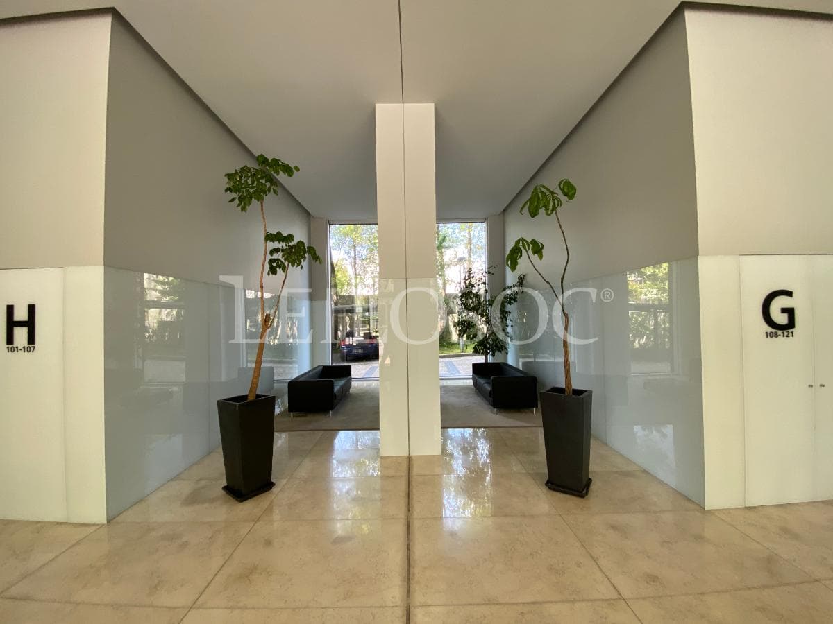 Apartamento T5 + 3 Lugares de Garagem + 2 Arrumos · Porto — image 17
