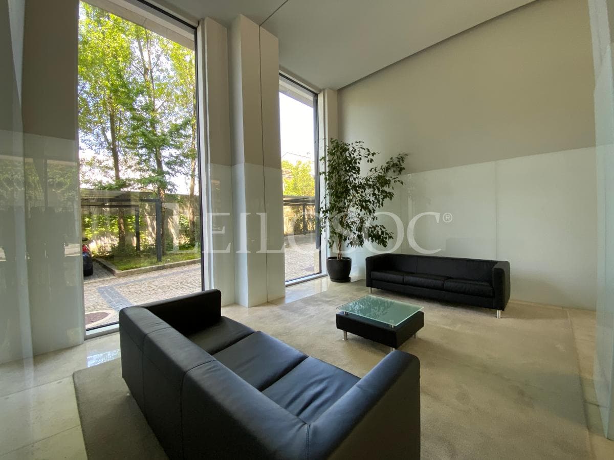 Apartamento T5 + 3 Lugares de Garagem + 2 Arrumos · Porto — image 1