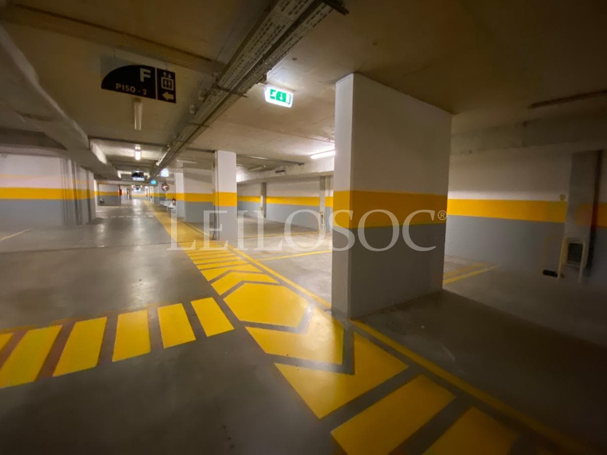 Lugar de Garagem · Porto — image 1