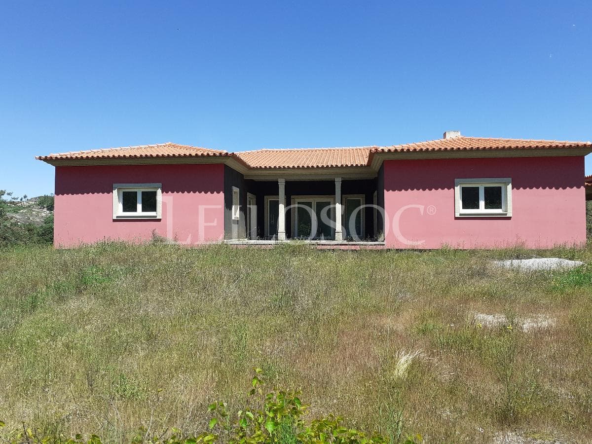 Moradia com Terreno (Benfeitoria) · Sernancelhe, Viseu — imagen 1