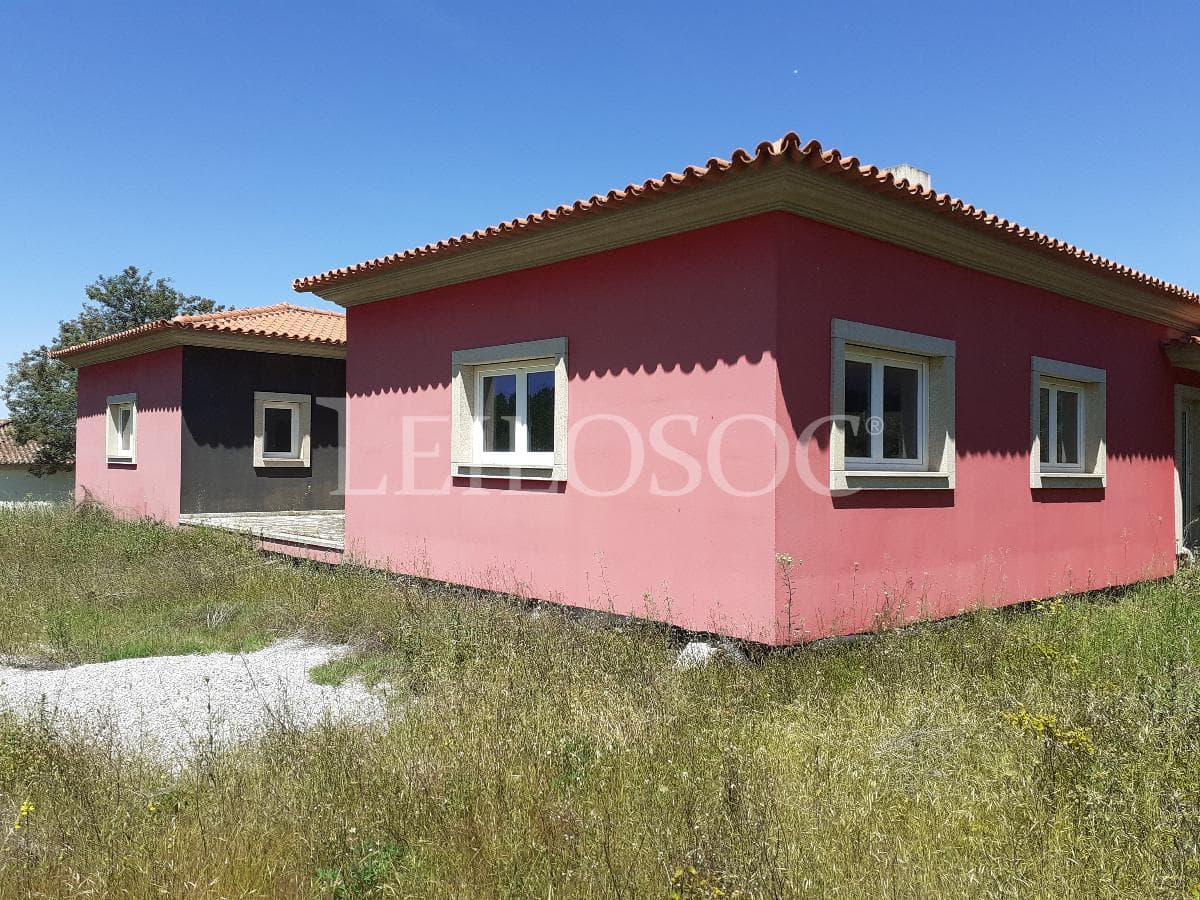 Moradia com Terreno (Benfeitoria) · Sernancelhe, Viseu — imagen 3