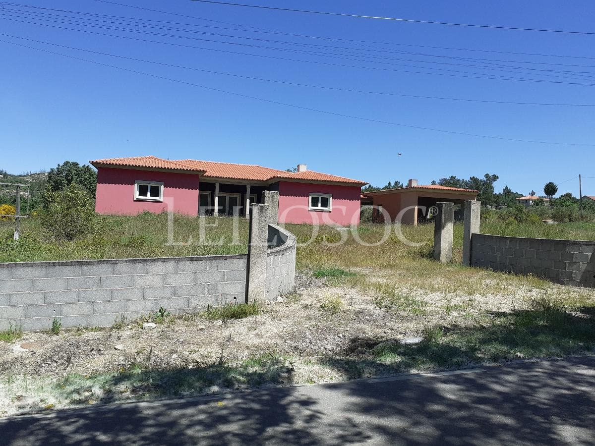 Moradia com Terreno (Benfeitoria) · Sernancelhe, Viseu — imagen 4
