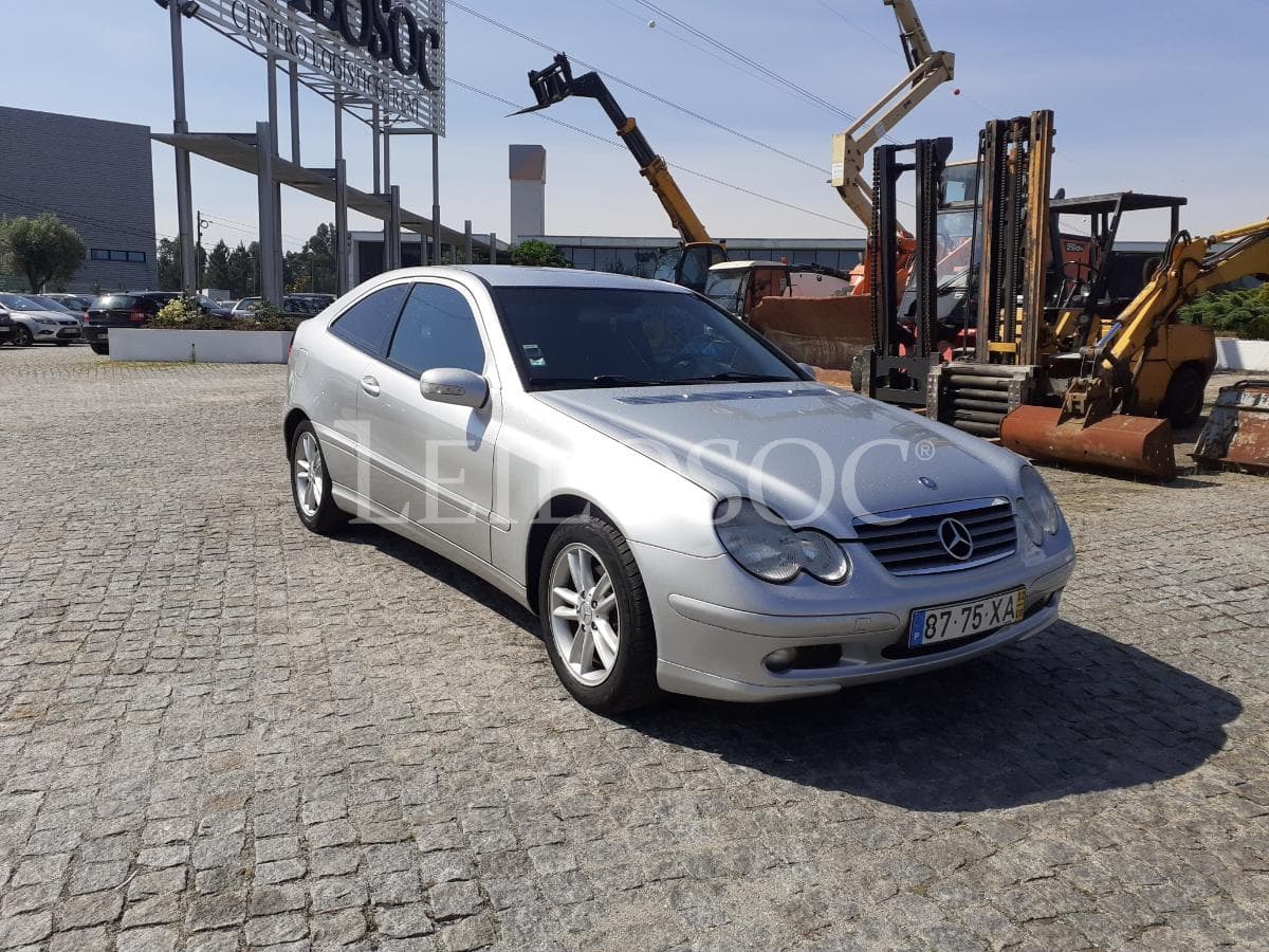 Mercedes-Benz C220 CDI Sport · Ano 2002 — imagem 1