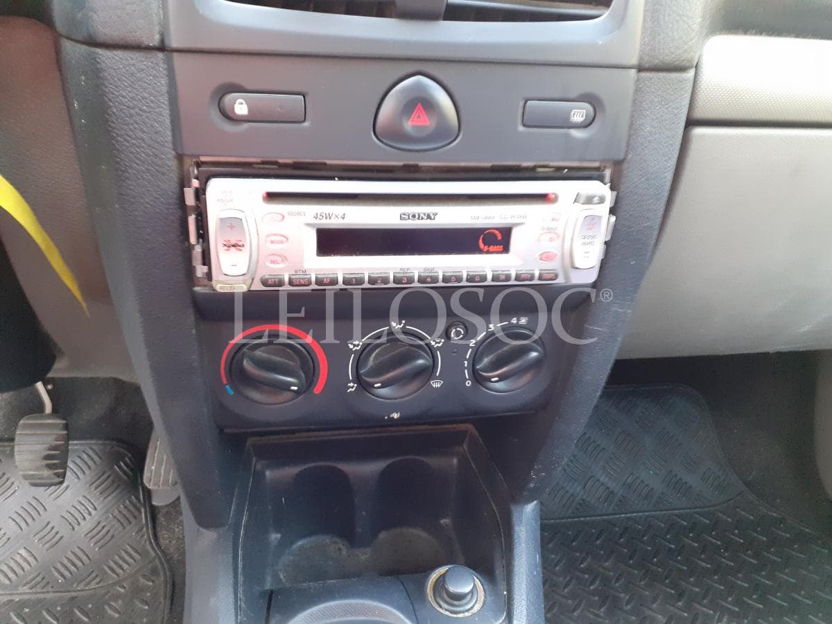 Renault Clio · Ano 2001 — imagem 11
