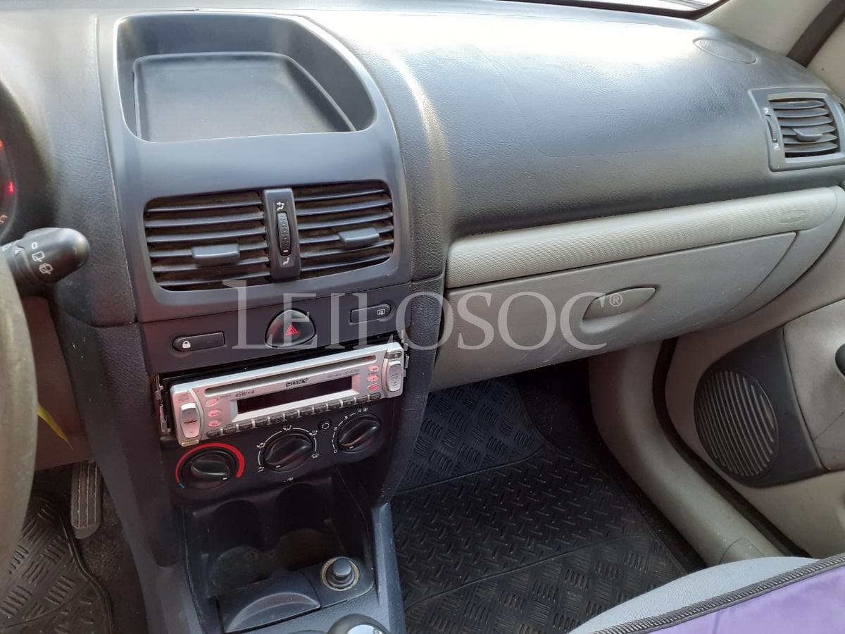 Renault Clio · Ano 2001 — imagem 13