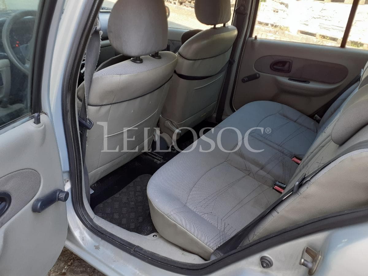 Renault Clio · Ano 2001 — imagem 14