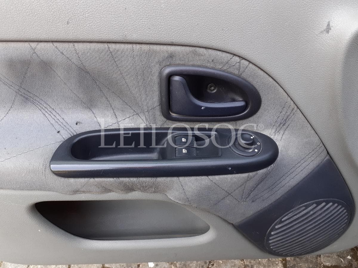 Renault Clio · Ano 2001 — imagem 9
