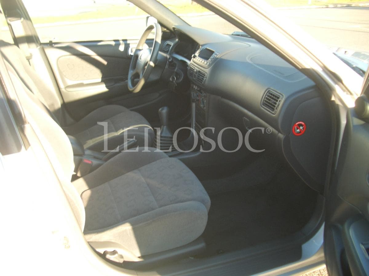 Toyota Corolla Liftback 1.4 VVTI · 16v · 95cv · Ano 2000 — image 7