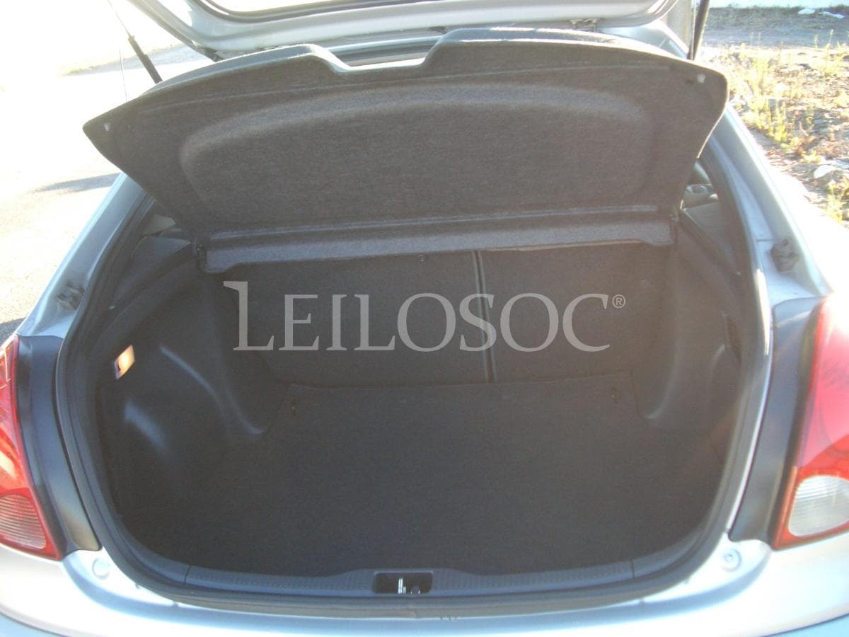 Toyota Corolla Liftback 1.4 VVTI · 16v · 95cv · Ano 2000 — image 15