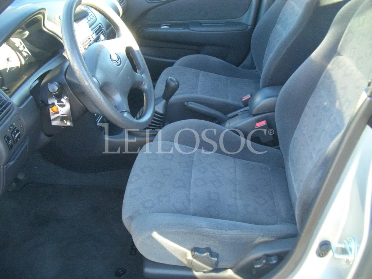 Toyota Corolla Liftback 1.4 VVTI · 16v · 95cv · Ano 2000 — image 6