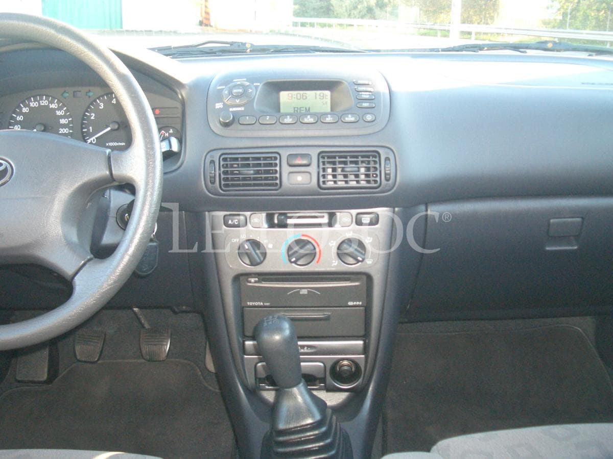 Toyota Corolla Liftback 1.4 VVTI · 16v · 95cv · Ano 2000 — image 9