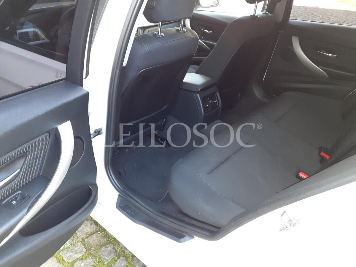 BMW 316 D Touring · Ano 2013 — imagem 15