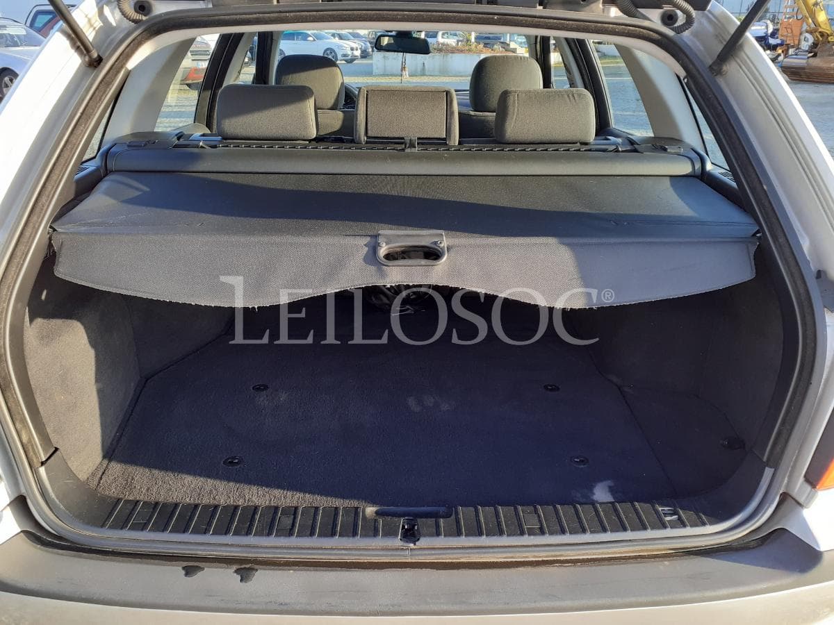BMW 320 D Touring · Ano 2003 — image 17