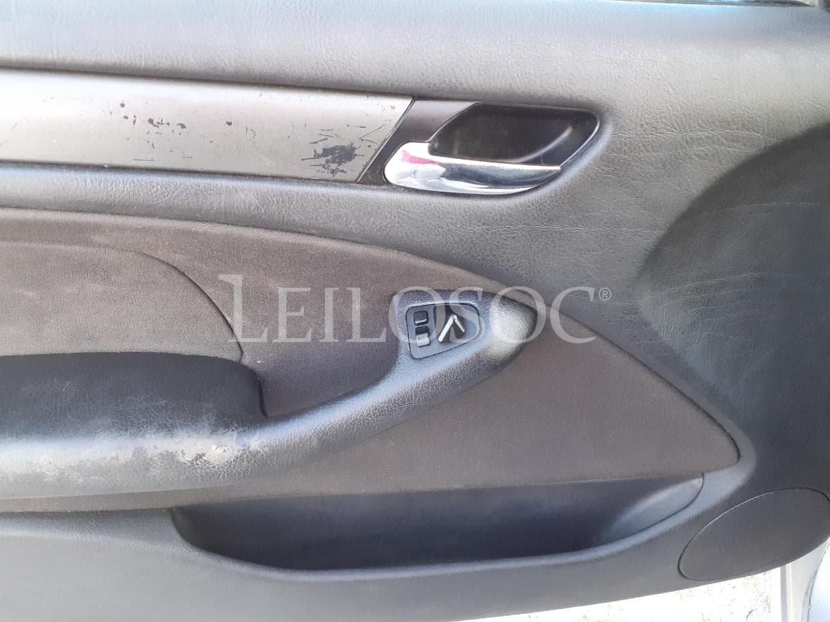 BMW 320 D Touring · Ano 2003 — image 9