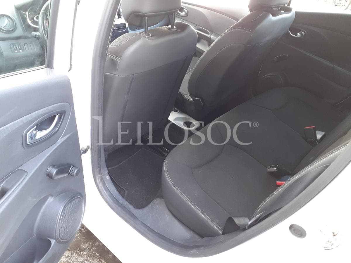 Renault Clio ST 1.5 DCI · Ano 2014 — imagem 15