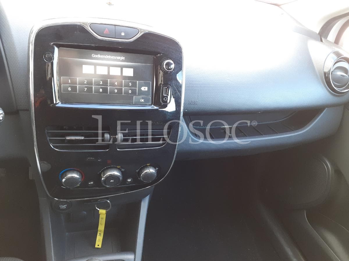 Renault Clio ST 1.5 DCI · Ano 2014 — imagem 11