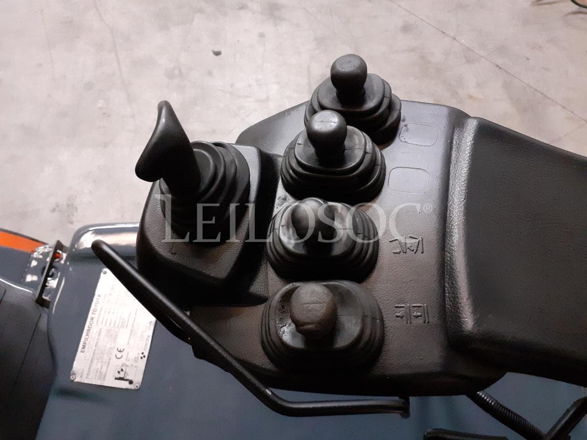 Empilhador Toyota · Elétrico · 1800kg — image 8