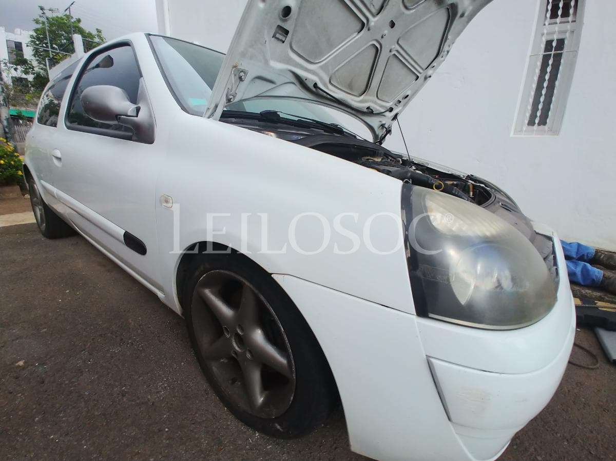 Renault Clio — image 8