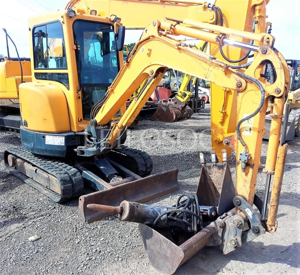 Mini Excavadora Hyundai 2.7 ton — imagem 1
