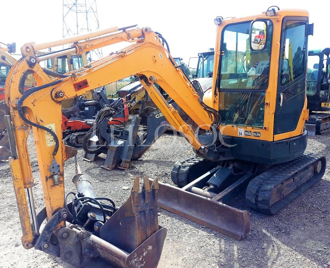 Mini Excavadora Hyundai 2.7 ton — imagem 2