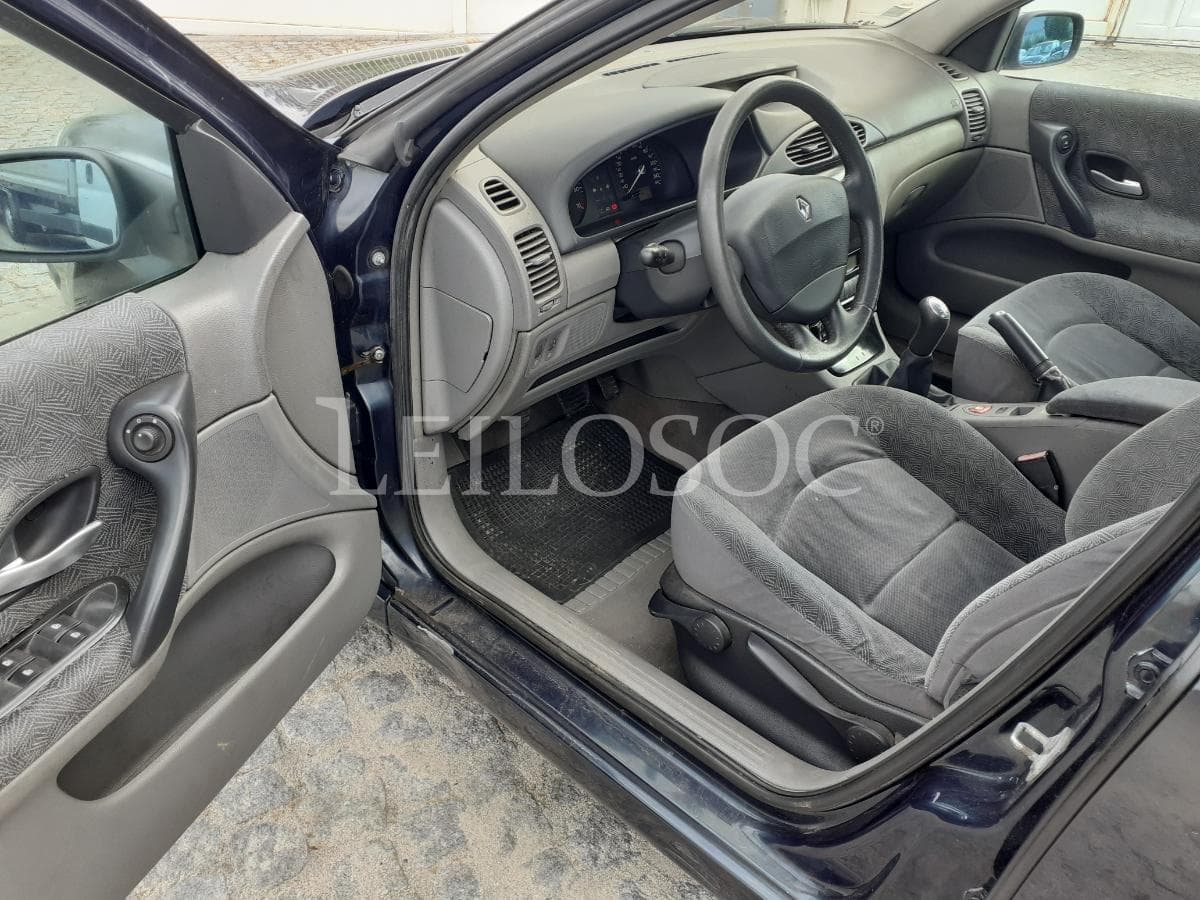 Renault Laguna · Ano 2002 — imagem 7