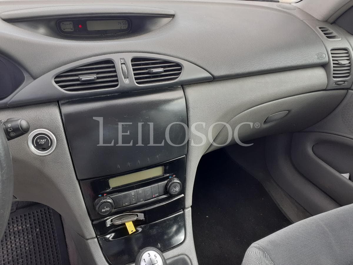 Renault Laguna · Ano 2002 — imagem 14