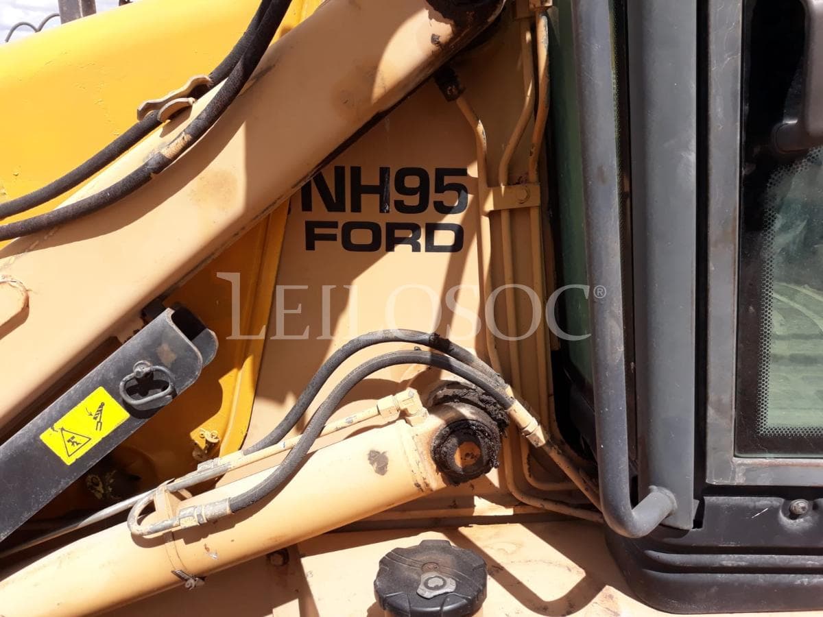Rectro excavadora New Holland NH95 — imagem 5